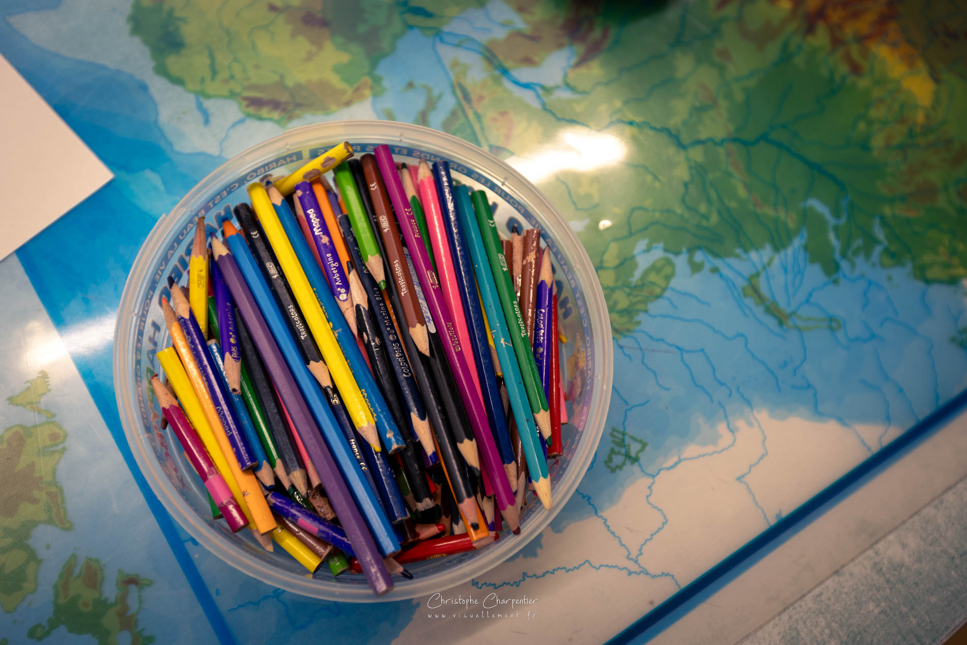 Crayons couleurs carte du monde